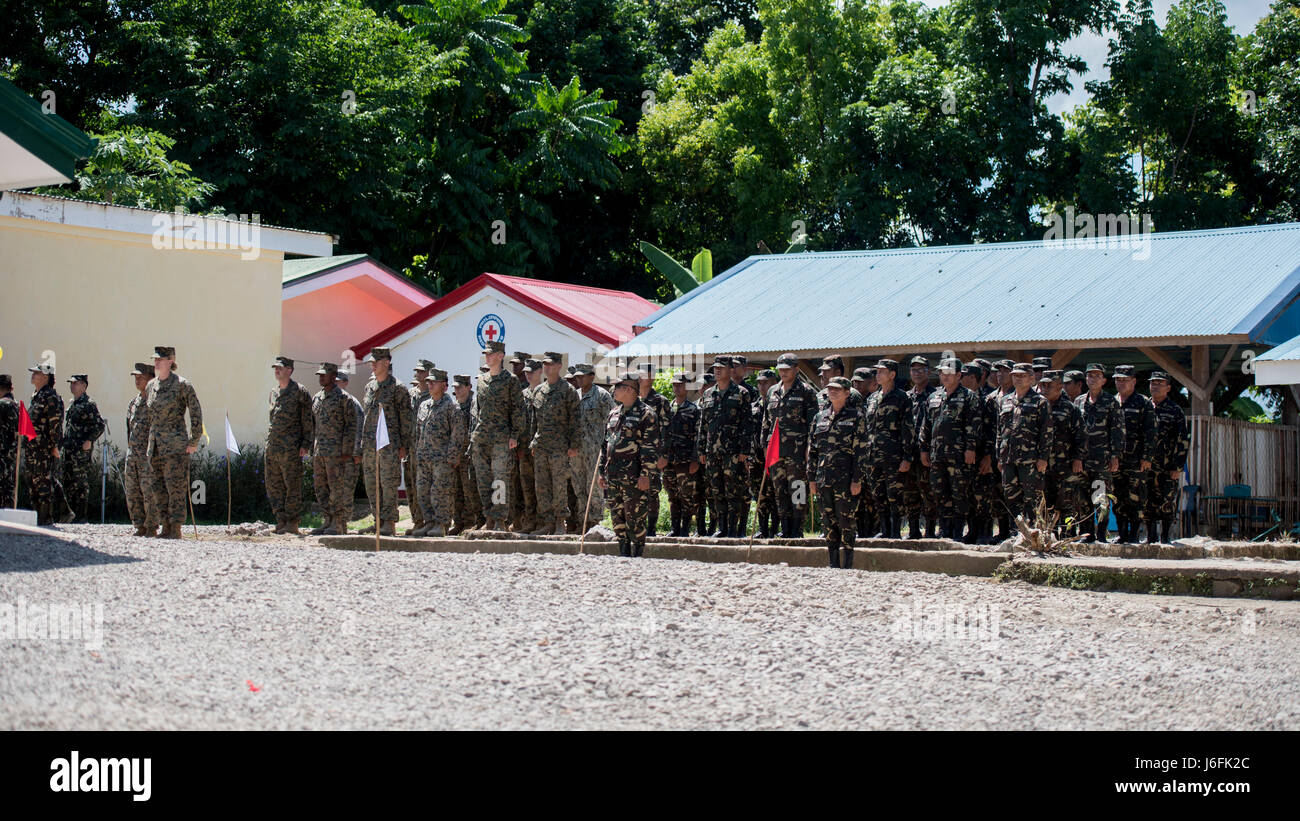 Les membres du service des États-Unis et des Philippines sont en formation au cours d'une cérémonie à l'appui de Balikatan 2017 à Ormoc City, Leyte, le 18 mai 2017. La cérémonie a eu lieu pour célébrer l'achèvement de projets d'ingénierie à Don Carlos l'école primaire. Balikatan est un américain annuel-exercice militaire bilatérale des Philippines a porté sur une grande variété de missions, y compris l'assistance humanitaire et les secours en cas de catastrophe, la lutte contre le terrorisme, et d'autres opérations militaires conjointes. (U.S. Photo de l'Armée de l'air par le sergent. Peter Reft) Banque D'Images