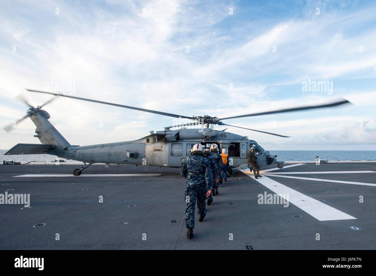 170518-N-PD309-322 Mer de Chine du Sud (18 mai 2017) marins affectés au combat littoral USS Coronado (LCS 4) préparer à bord d'un hélicoptère MH-60S Seahawk retour à Coronado après un échange personnel et à bord Force japonaise d'autodéfense maritime navire Izumo (DDH 183 JS) dans le cadre d'un exercice bilatéral passant en mer. Coronado est sur un déploiement de rotation en 7e Flotte des États-Unis zone de responsabilité, de patrouiller les eaux littorales de la région de Hull et à Hull avec les marines partenaire pour fournir 7e flotte avec les capacités flexibles dont elle a besoin maintenant et dans l'avenir. (U.S. Photo de la marine Banque D'Images