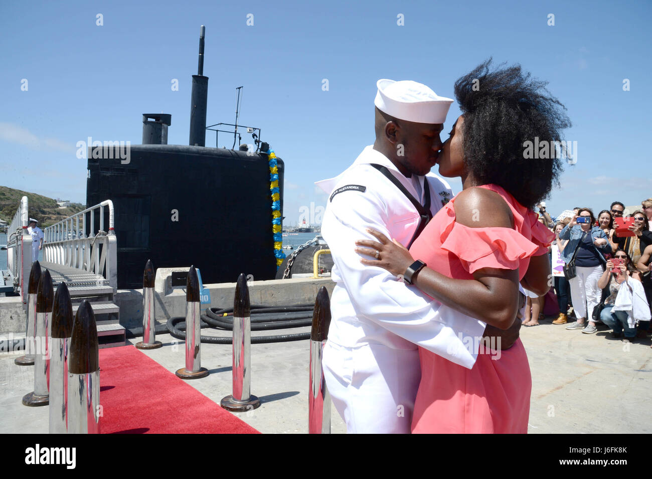 SAN DIEGO (18 mai 2017) 4400 Machiniste (Armes) 2e classe Philippe Rolle,  affecté à la Los Angeles-classe sous-marin d'attaque rapide USS Alexandria  (SSN 757) partage le 'premier baiser' avec sa femme comme