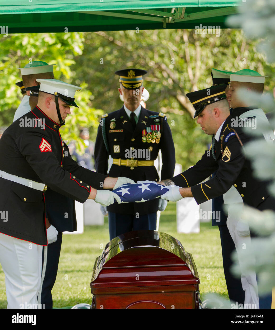 Le colonel Jason T. Garkey, commandant de régiment d'infanterie américain 3d (la vieille garde) se prépare à recevoir le drapeau lors d'honneur funérailles de Melvin Laird, 12 mai 2017, dans le Cimetière National d'Arlington dans Joint Base Myer-Henderson Hall, en Virginie aux États-Unis 3d (Régiment d'infanterie de la vieille garde) est l'escorte officielle du Président des États-Unis et le Premier Ministre de notre pays et de l'unité Affaires Memorial de cérémonie. (U.S. Photos de l'armée par le sergent. Ringold kelvin) Banque D'Images