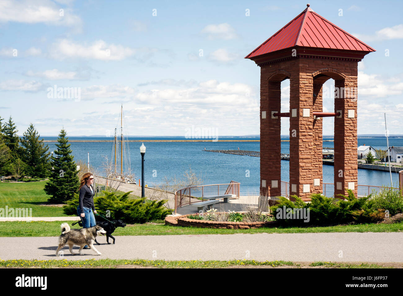 Marquette Michigan Upper Peninsula JUSQU'AU lac supérieur, Lakeshore Boulevard, Elwood Mattson Lower Harbor Park, marina, Grands Lacs, femme femme femme, marche Banque D'Images