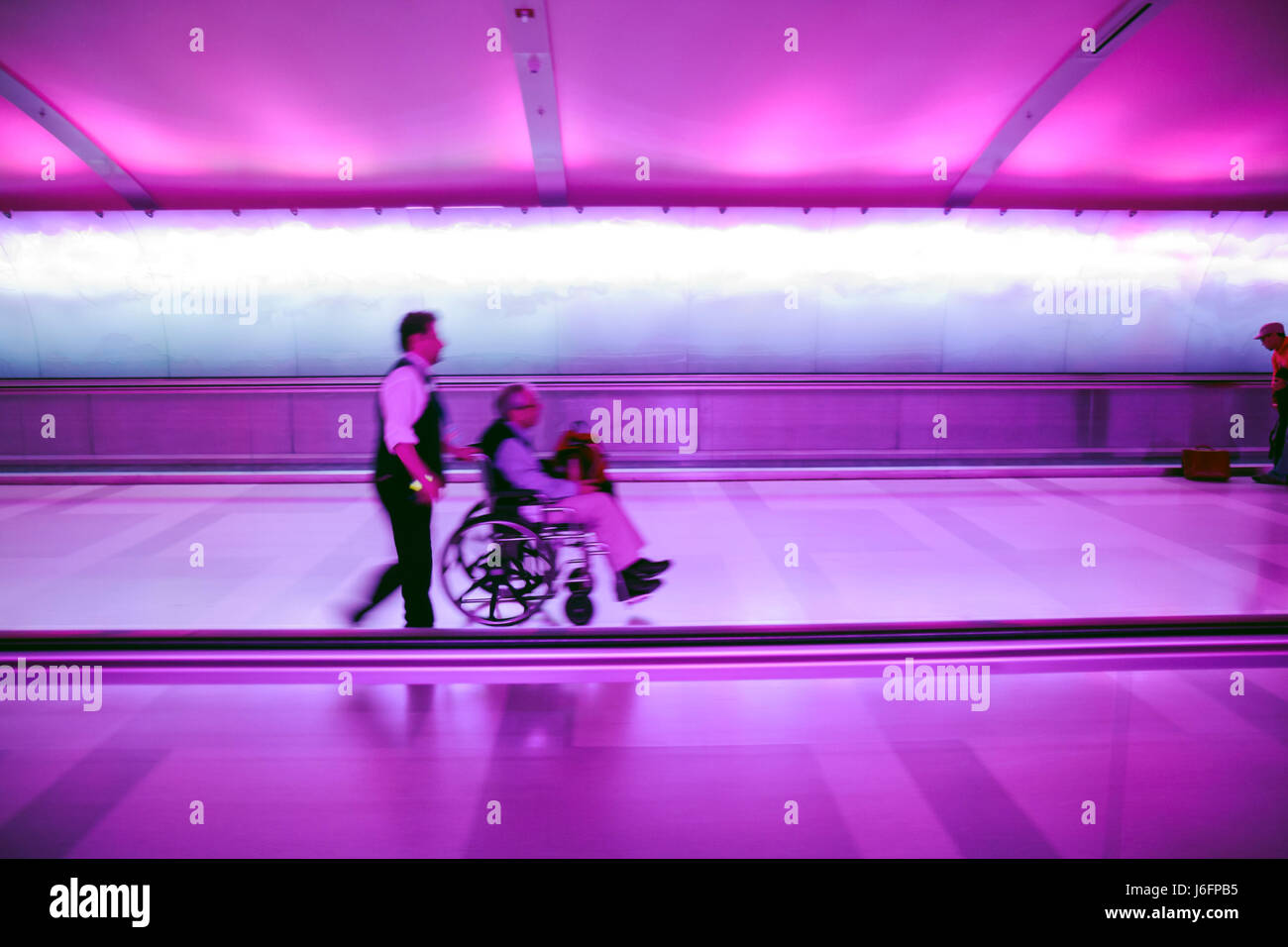 Michigan,MI,Mich,Detroit,DTW,Detroit Metropolitan Wayne County Airport Gate,arrivée,départ,compagnies aériennes,passagers passagers rider riders,fauteuil roulant,di Banque D'Images