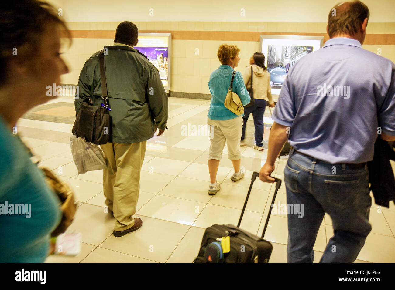 Atlanta Georgia, Hartsfield Jackson aéroport international d'Atlanta, adultes femme femmes femme femme, homme hommes, hommes, bagages à roulettes, valise, bagages Banque D'Images