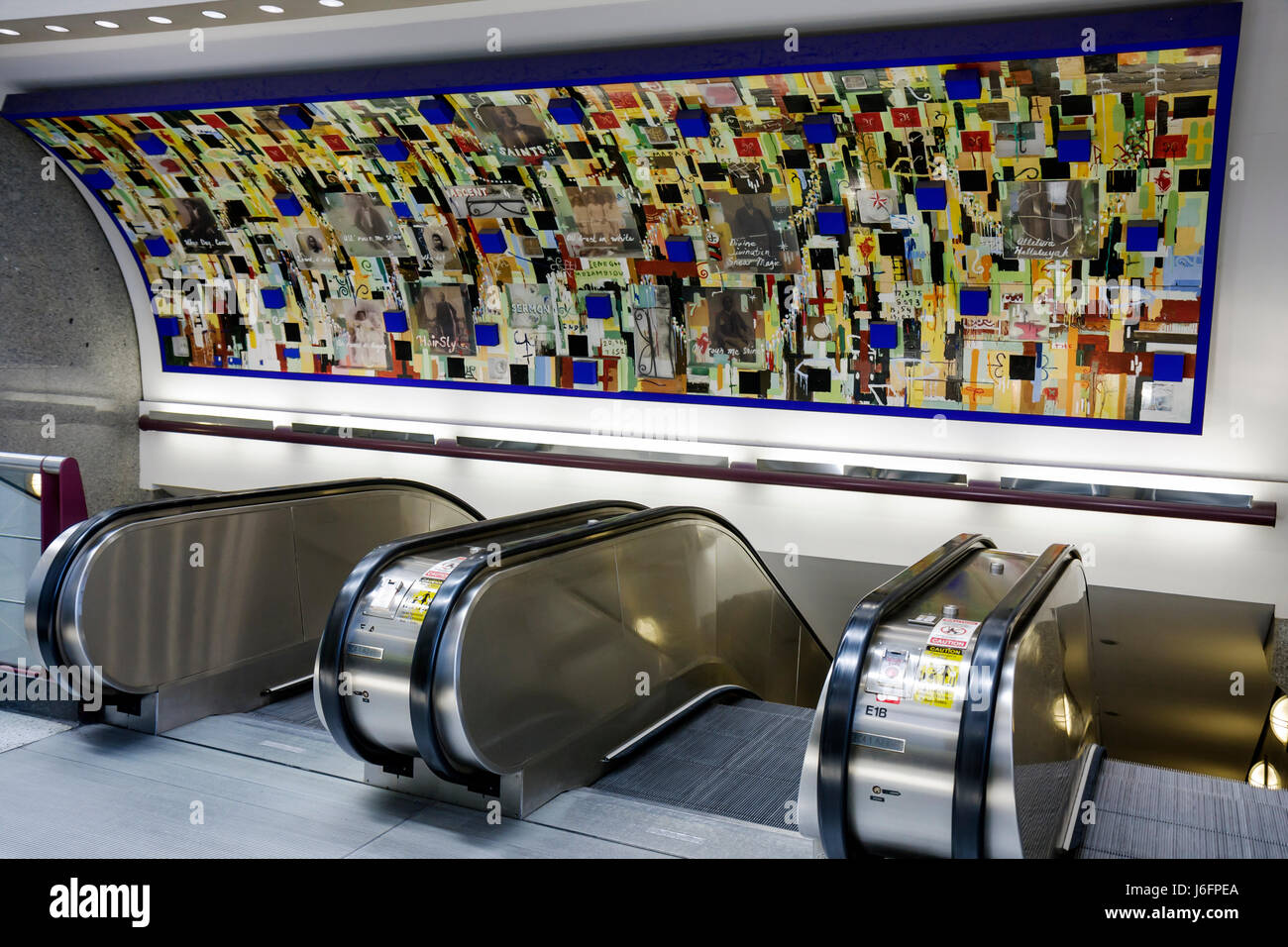 Atlanta Georgia,Hartsfield Jackson Atlanta International Airport,escalator,up,down,murale,art public,Saints,Radcliffe Bailey,GA080513010 Banque D'Images