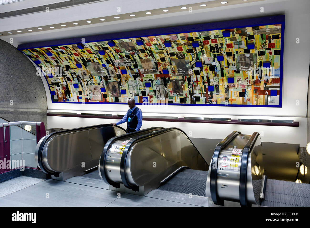 Atlanta Georgia,Hartsfield Jackson Atlanta International Airport,escalator,up,down,fresque,public art,Black man men men male,Saints,Radcliffe Bailey,GA08051 Banque D'Images