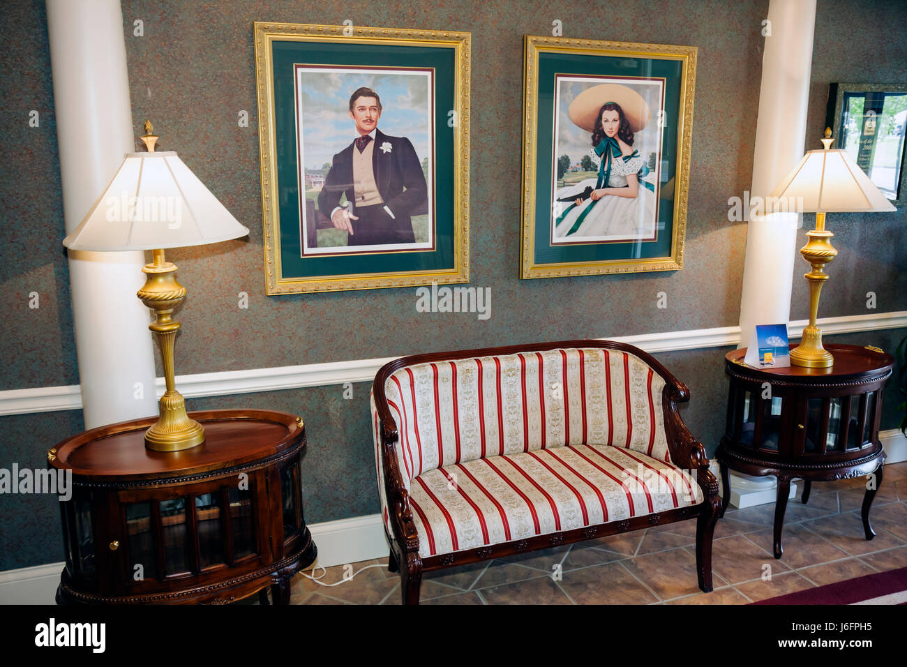 Sevierville Tennessee, Smoky Mountains, Clarion Inn, Willow River, hôtel, hall, canapé, cadre Scarlett O'Hara, Vivien Leigh, parti avec le vent, belle Sud, Banque D'Images