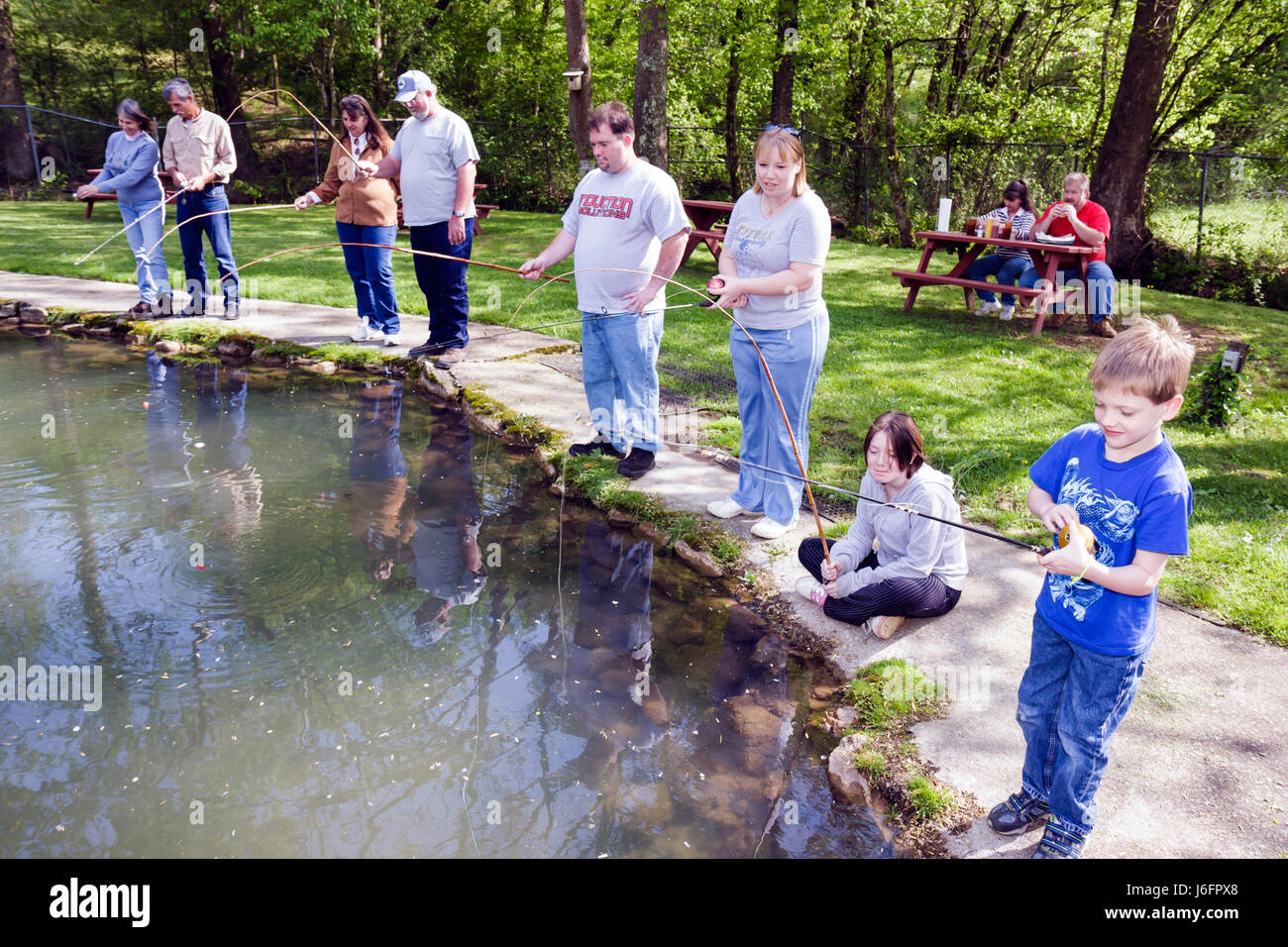 Sevierville Tennessee, Smoky Mountains, ferme et grill de la montagne anglaise, capture, manger, arc-en-ciel truite arc-en-ciel, pêche, garçons, enfant mâle enfants enfant chil Banque D'Images