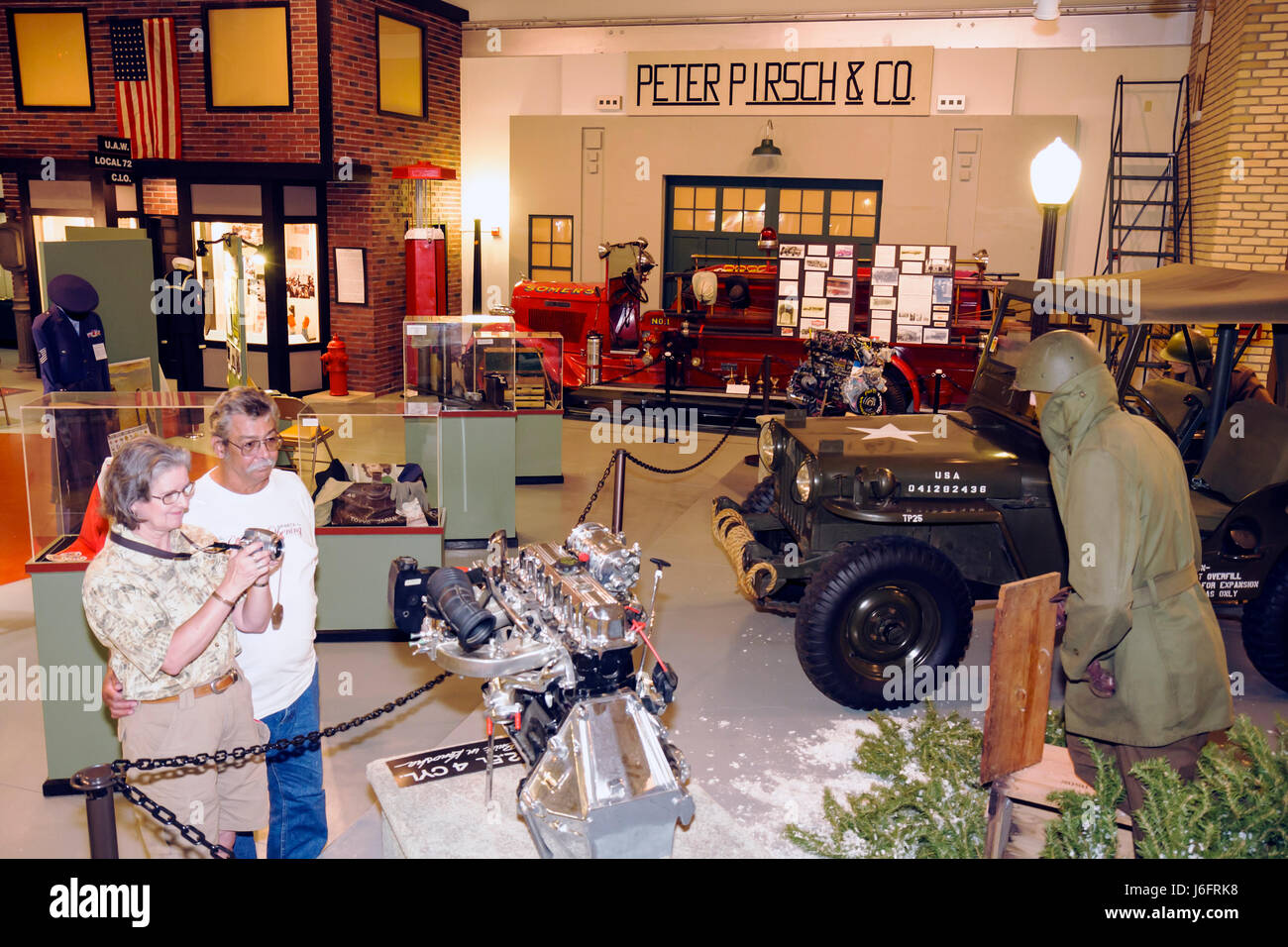 Wisconsin Kenosha County,Kenosha,Simmons Island,Kenosha History Center,Center,anteryear Gallery,man men male,woman female Women,couple,WWII jeep,engi Banque D'Images