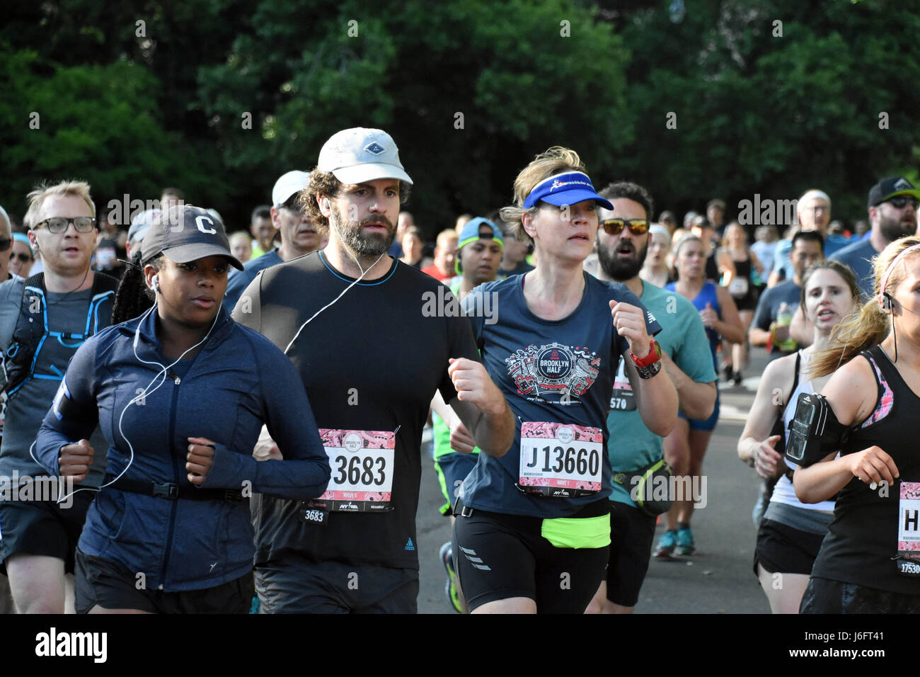 Brooklyn, NY, USA, 20 mai, 2017. Airbnb Brooklyn Demi-marathon Race 2017. Porteur courant le long de Flatbush Avenue et Grand Army Plaza. Credit : Lucien O'Neill Banque D'Images