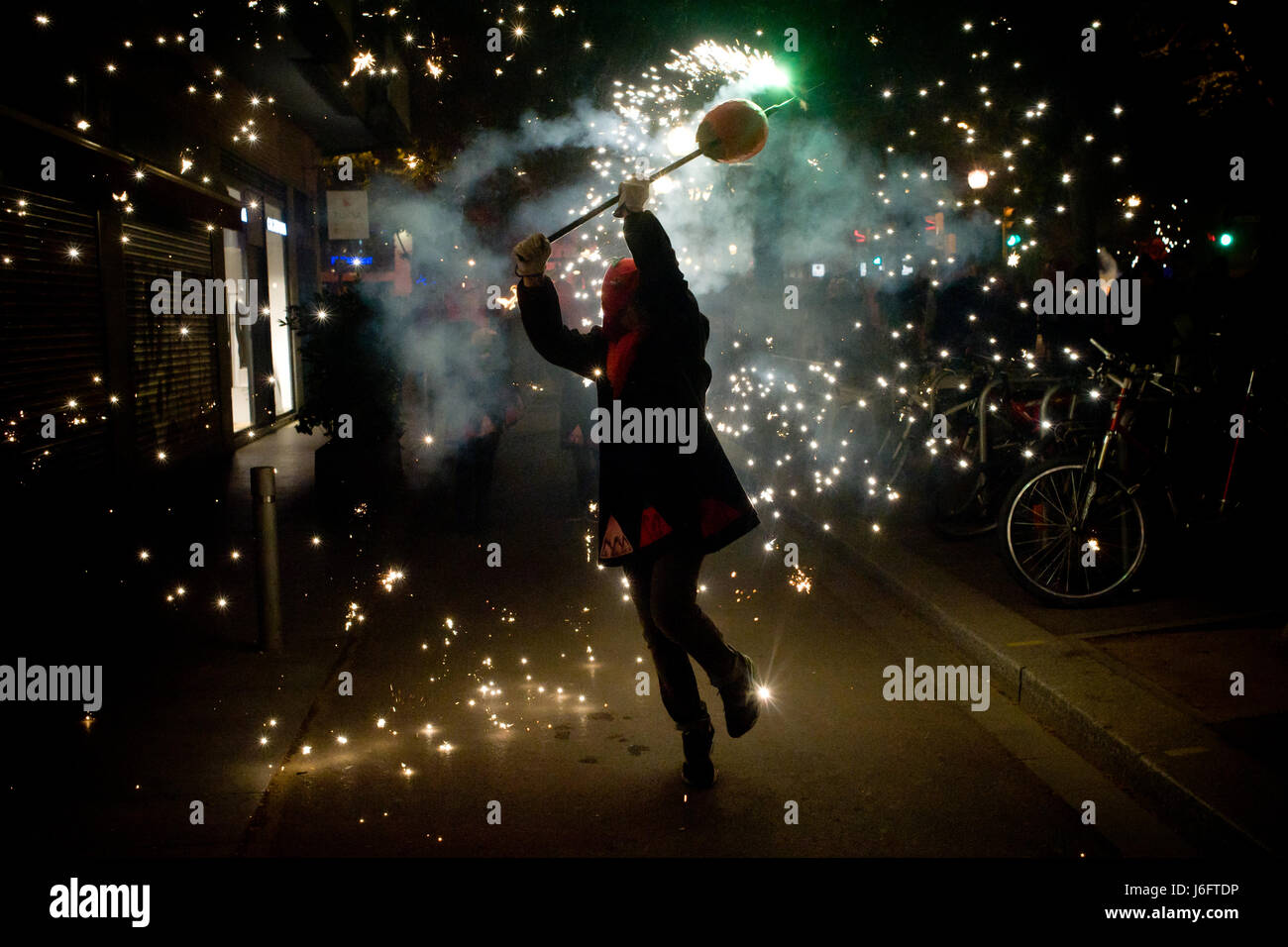 La Catalogne, Espagne. 20 mai, 2017. À Barcelone une des danses du diable au milieu de la pyrotechnie pendant un correfoc pour les Festes de Maig (mai) Festival de Poblenou quartier. Correfocs, une vieille tradition où les gens habillés en démons exploser des pétards et des fusées éclairantes, prendre part à de nombreux festivals locaux du pays catalan. Crédit : Jordi Boixareu/ZUMA/Alamy Fil Live News Banque D'Images