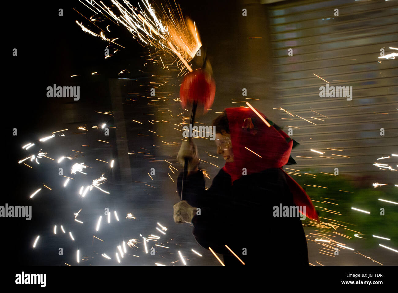 La Catalogne, Espagne. 20 mai, 2017. À Barcelone un diable s'exécute au milieu de la pyrotechnie pendant un correfoc pour les Festes de Maig (mai) Festival de Poblenou quartier. Correfocs, une vieille tradition où les gens habillés en démons exploser des pétards et des fusées éclairantes, prendre part à de nombreux festivals locaux du pays catalan. Crédit : Jordi Boixareu/ZUMA/Alamy Fil Live News Banque D'Images