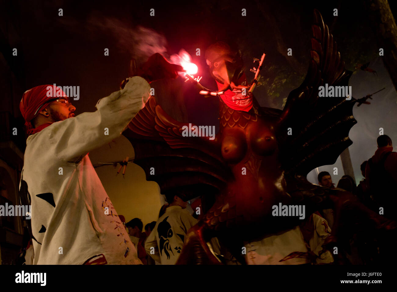 La Catalogne, Espagne. 20 mai, 2017. 20 mai 2017 - Barcelone, Catalogne, Espagne - Barcelone en un diable allume le pyrothecnics d'une figure en carton pendant un correfoc pour les Festes de Maig (mai) Festival de Poblenou quartier. Correfocs, une vieille tradition où les gens habillés en démons exploser des pétards et des fusées éclairantes, prendre part à de nombreux festivals locaux du pays catalan. Crédit : Jordi Boixareu/Alamy Live News Banque D'Images