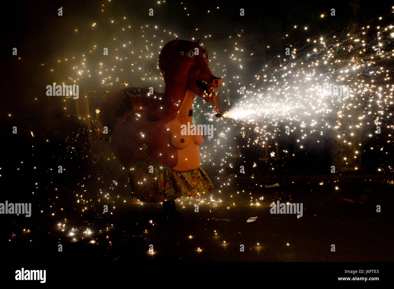 La Catalogne, Espagne. 20 mai, 2017. 20 mai 2017 - Barcelone, Catalogne, Espagne - une figure de carton entouré de fumée et d'artifice rendez-vous dans les rues de Barcelone, dans le quartier de Poblenou pendant l'Festes de Maig (Fête de Mai). Correfocs, une vieille tradition où les gens habillés en démons exploser des pétards et des fusées éclairantes, prendre part à de nombreux festivals locaux du pays catalan. Crédit : Jordi Boixareu/Alamy Live News Banque D'Images