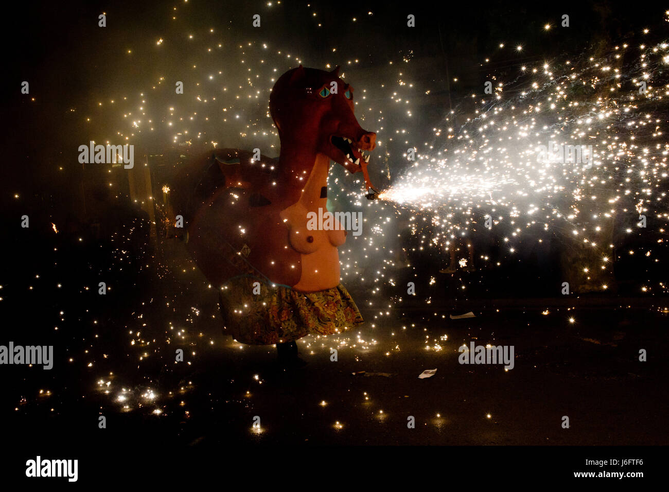 La Catalogne, Espagne. 20 mai, 2017. Une figure en carton entouré de fumée et d'artifice rendez-vous dans les rues de Barcelone, dans le quartier de Poblenou pendant l'Festes de Maig (Fête de Mai). Correfocs, une vieille tradition où les gens habillés en démons exploser des pétards et des fusées éclairantes, prendre part à de nombreux festivals locaux du pays catalan. Crédit : Jordi Boixareu/ZUMA/Alamy Fil Live News Banque D'Images