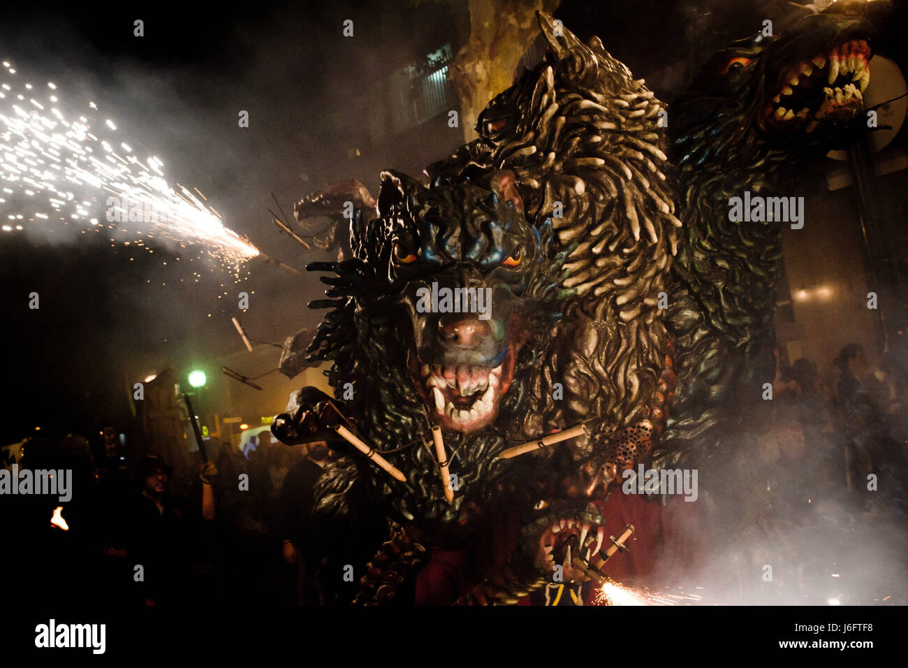 La Catalogne, Espagne. 20 mai, 2017. Bêtes infernales entouré de fumée et d'artifice rendez-vous dans les rues de Barcelone, dans le quartier de Poblenou pendant l'Festes de Maig (Fête de Mai). Correfocs, une vieille tradition où les gens habillés en démons exploser des pétards et des fusées éclairantes, prendre part à de nombreux festivals locaux du pays catalan. Crédit : Jordi Boixareu/ZUMA/Alamy Fil Live News Banque D'Images