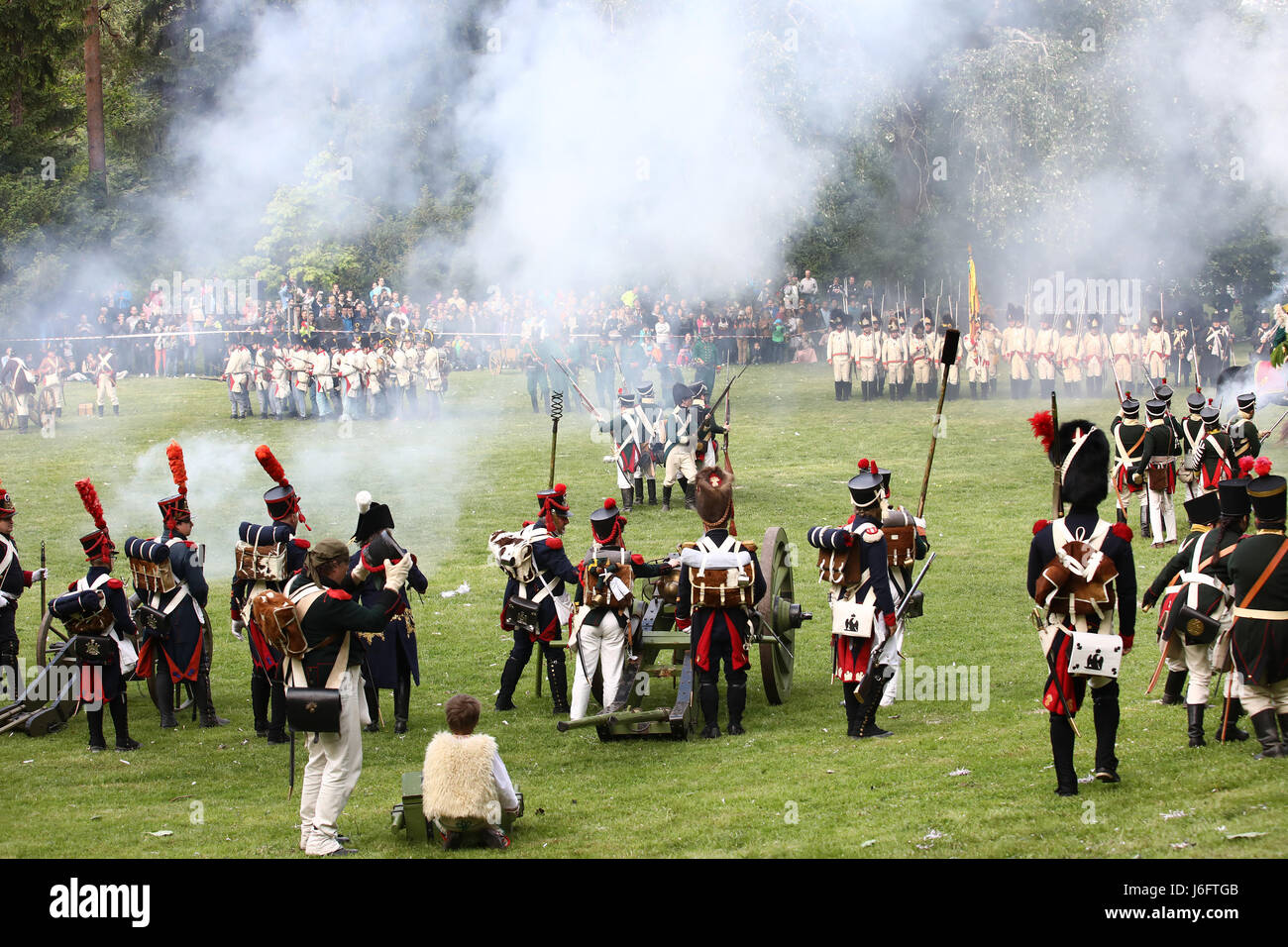 Bratislava, Slovaquie. 21 mai, 2017. Les gens de scènes reenact commémore la bataille de Presbourg en 1809, dans la région de Janko Kral Park, Bratislava, Slovaquie, Mai 20, 2017. Janko Kral Park dans le centre-ville de Bratislava a été transformé dans les camps des armées austro-hongrois et français du 19ème siècle le samedi. Des centaines de soldats rejouer les scènes dans la commémore la bataille de Presbourg. Source : Xinhua/Alamy Live News Banque D'Images