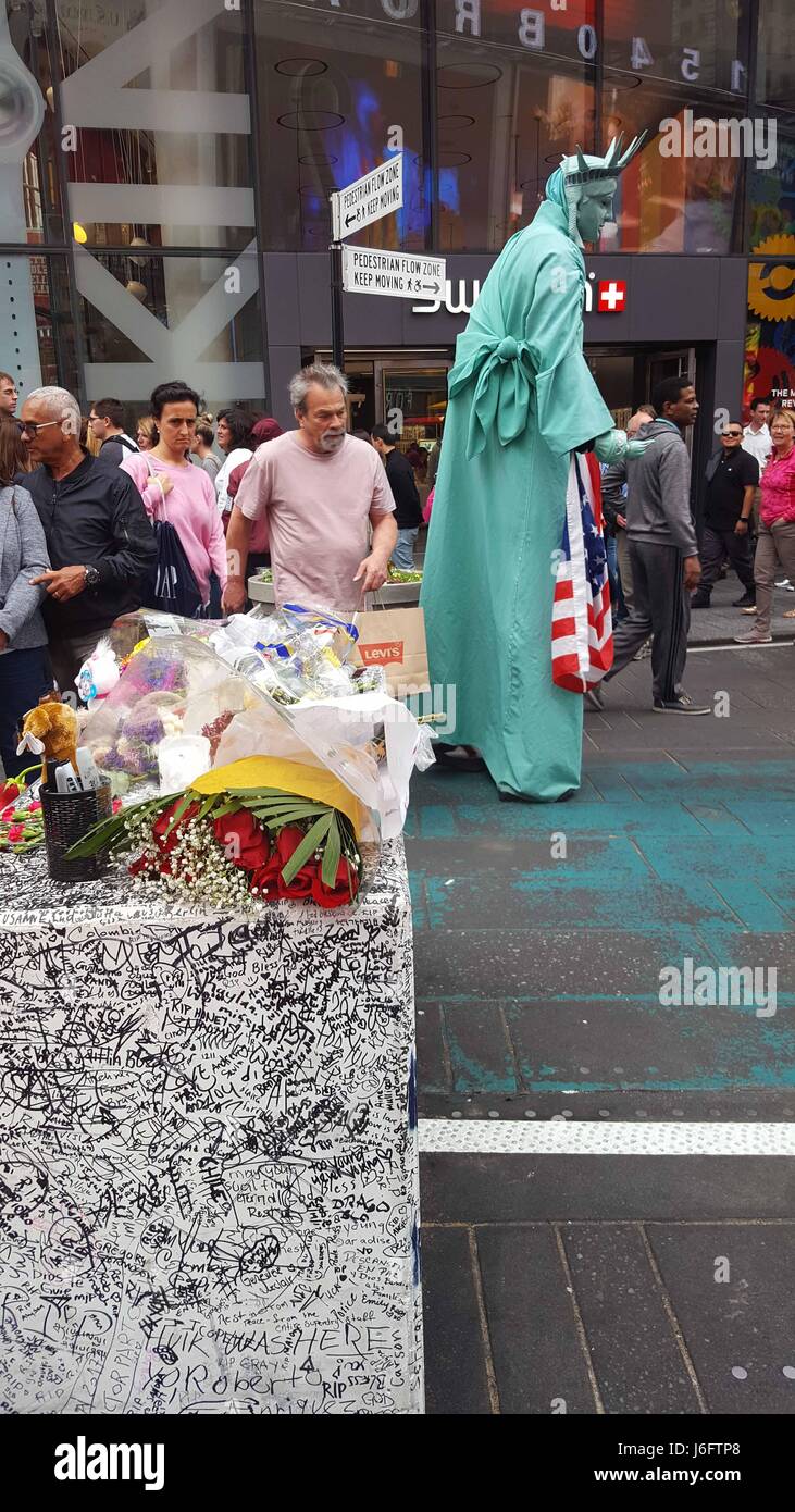 New York, New York, USA. 20 mai, 2017. Site d'un accident de voiture à Times Square, conduit par Richard Rojas, qui s'est accélérée en volontairement à une foule de piétons le 18 mai 2017 dans la ville de New York. Une personne a été tuée et au moins 22 ont été blessées. Days laters un mémorial de fortune se dresse sur un trafic de ciment et ciment de prévention terroriste blocus, de la 45e Rue et 7e Avenue, de 18 ans, Alyssa Elsman, qui a été tué sur place. Credit : Brigette Supernova/Alamy Live News Banque D'Images