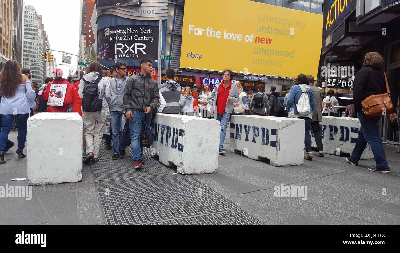 New York, New York, USA. 20 mai, 2017. Près du site d'un accident de voiture à Times Square, conduit par Richard Rojas, qui s'est accélérée en volontairement à une foule de piétons le 18 mai 2017 dans la ville de New York. Une personne a été tuée et au moins 22 ont été blessées. Un laters jours commémoratifs de fortune honneur 18 ans Alyssa Elsman, qui a été tué sur place. Ces grands blocs de ciment ont été mis en place dans l'état occupé les trottoirs pour prévenir les accidents de la route et de conduite possibles attaques terroristes. Credit : Brigette Supernova/Alamy Live News Banque D'Images