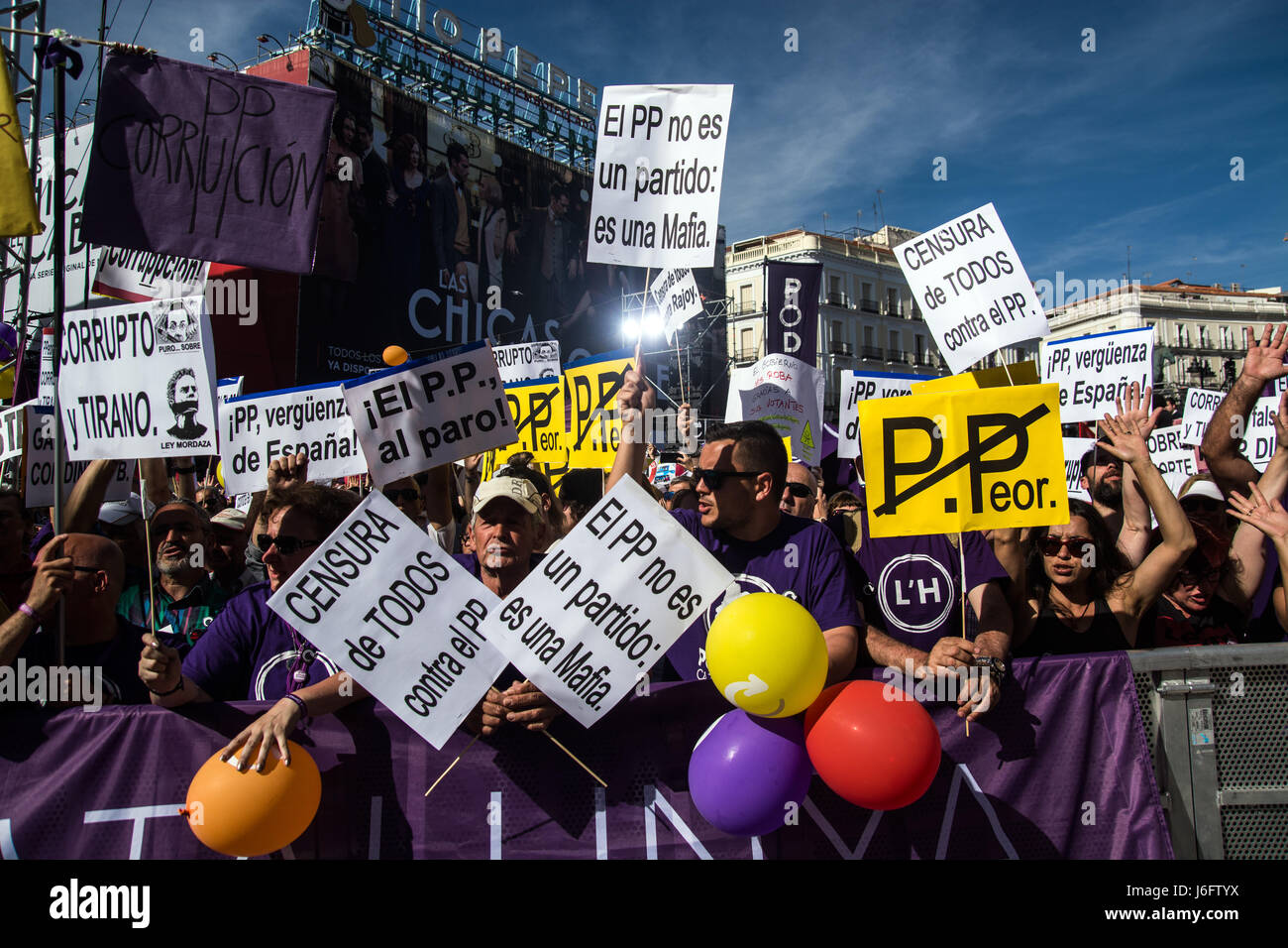Madrid, Espagne. 20 mai, 2017. Personnes qui protestaient contre l'appui du Parti populaire Parti Podemos pour un vote de confiance pour le président Mariano Rajoy. Credit : Marcos del Mazo/Alamy Live News Banque D'Images