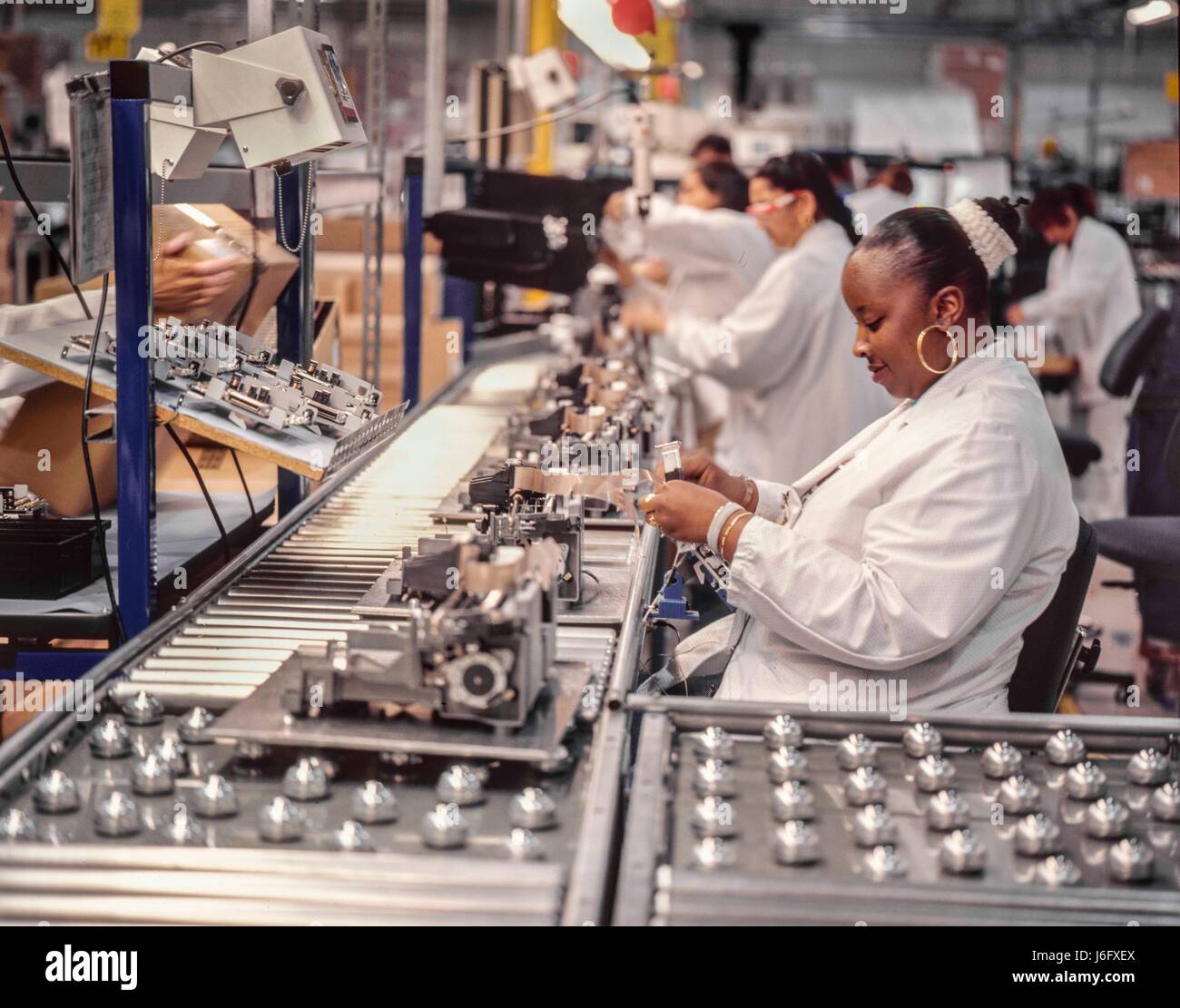 Fremont, Californie, USA. 15 juillet, 1998. Affaires, Solectron, usines. Les femmes sur ligne d'assemblage. Les usines de la Silicon Valley sous-traitent la fabrication de pièces pour ordinateurs, imprimantes et de téléavertisseurs, de l'électronique. Credit : Mark Richards/ZUMA/ZUMAPRESS.com/Alamy fil Live News Banque D'Images