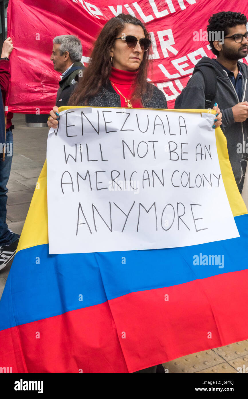 20 mai 2017 - Londres, Royaume-Uni - LONDRES, Royaume-Uni. 20 mai 2017. Les gens protester devant le gardien à Londres, appelant à mettre fin aux mensonges et la censure de la presse britannique sur les événements au Venezuela. Ils disent que les troubles actuels est un coup d'extrême droite tentent de renverser le Président Maduro et la classe ouvrière de la révolution bolivarienne, soutenue par les Etats-Unis, qui la dénature la presse vénézuélienne comme 'pro-démocratie" et omet de déclarer leurs attaques sur les hôpitaux, les écoles et les villes socialistes qui ont conduit à de nombreux décès. La réserve était au Guardian que récemment que le papier cal Banque D'Images