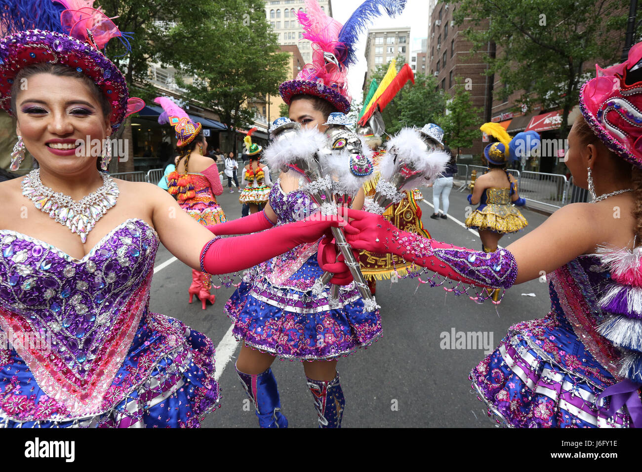 NEW YORK, NEW YORK - MAI 20 Interprètes : faire preuve d'un style de danse bolivienne traditionnelle au cours de la 11e parade de danse annuel sur la 8e Rue Ouest à Greenwich Village le 20 mai 2017 à New York City, USA. (Photo par Sean Drakes/Alamy Live News) Banque D'Images