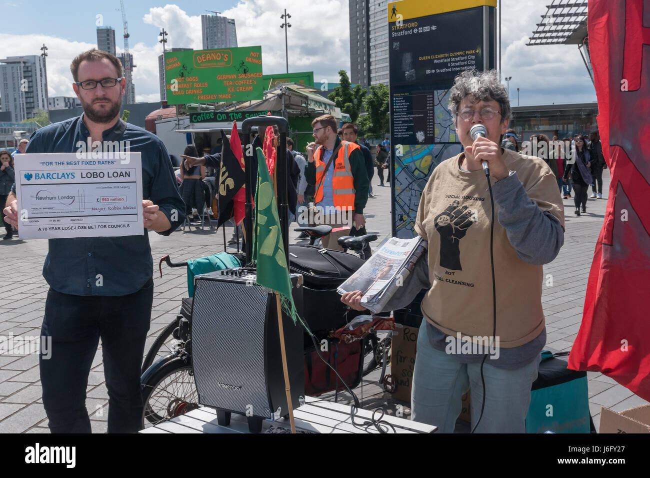 20 mai 2017 - Londres, Royaume-Uni - LONDRES, Royaume-Uni. 20 mai 2017. Les militants du logement Focus E15 a lancé son dernier document, 'Le Newham Nag', basée sur Newham Council's fiche de renseignements, de le remettre à l'extérieur de Newham. La police est arrivée et les harcèlent et Newham Council personnel remis un avis de pénalité fixe â€100 pour l'allégation d'entrave de la route dans le vaste espace libre public en face de la gare. Le document de cours et discours condamné Newham pour être le deuxième plus grand du pays emprunteur de LOBOs, risqués et coûteux des prêts à long terme qui ont donné lieu à 80  % du revenu provenant de Newham. Banque D'Images