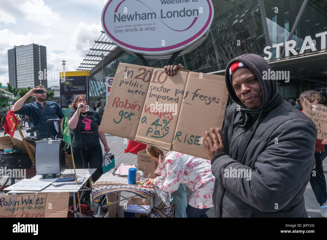 20 mai 2017 - Londres, Royaume-Uni - LONDRES, Royaume-Uni. 20 mai 2017. Les militants du logement Focus E15 a lancé son dernier document, 'Le Newham Nag', basée sur Newham Council's fiche de renseignements, de le remettre à l'extérieur de Newham. La police est arrivée et les harcèlent et Newham Council personnel remis un avis de pénalité fixe â€100 pour l'allégation d'entrave de la route dans le vaste espace libre public en face de la gare. Le document de cours et discours condamné Newham pour être le deuxième plus grand du pays emprunteur de LOBOs, risqués et coûteux des prêts à long terme qui ont donné lieu à 80  % du revenu provenant de Newham. Banque D'Images