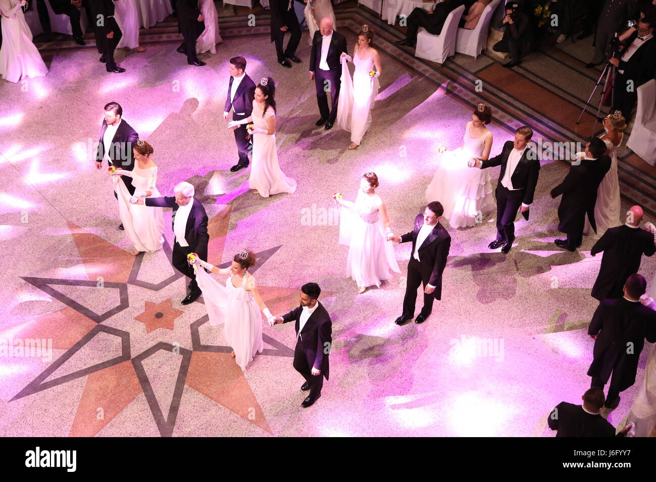 Sarajevo, Bosnie-Herzégovine (BiH). 20 mai, 2017. Des couples de danse dance la valse au cours de la 'première balle autrichienne" à l'intérieur comme à l'Hôtel de ville de Sarajevo, Bosnie-Herzégovine (BiH), le 20 mai 2017. La balle est dédié à la danse et l'amitié entre la Bosnie-Herzégovine et l'Autriche et c'est le premier événement du genre à Sarajevo. Credit : Haris Memija/Xinhua/Alamy Live News Banque D'Images