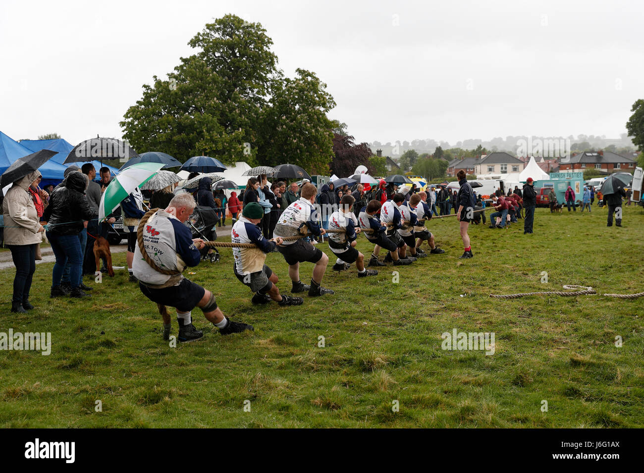 Otley, UK. 20 mai, 2017. Tug O Guerre à Otley's 208e foire agricole l'Otley Show est le plus ancien de l'Angleterre un jour de l'agriculture, organisée par la Société agricole de Wharfedale. Crédit : Les Wagstaff/Alamy Live News Banque D'Images