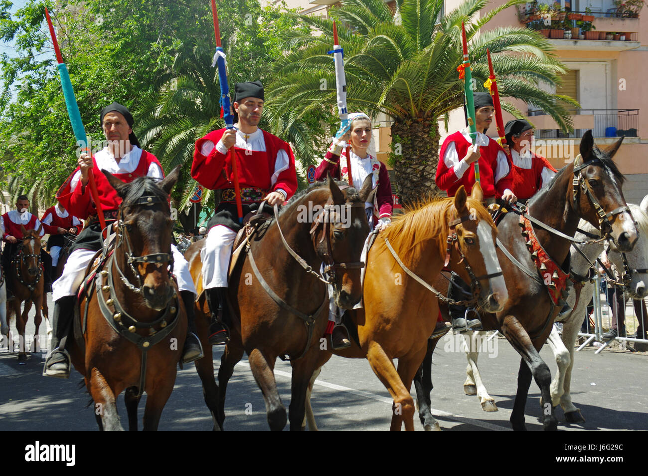 Sassari, Italie 21 mai 2017 Cavalcata Sarda 2017. Chaque année au mois de mai dans la région de Sassari (Sardaigne) un spectaculaire défilé de centaines de poussette et des cavaliers/cavalières de toute la Sardaigne. La Cavalcata Sarda est suivie par des milliers de personnes et par de nombreux touristes qui admirent la beauté des costumes, les couleurs fantaisie et la capacité des cavaliers et cavalières. © Alberto Maisto/Alamy Live News Banque D'Images