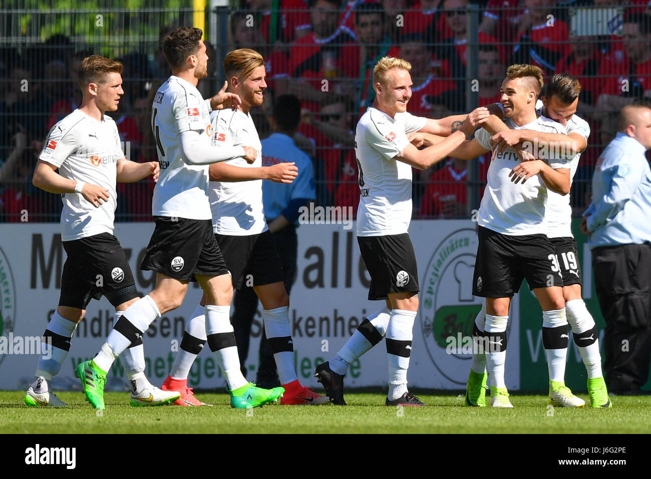 Sandhausen, Allemagne. 21 mai, 2017. Sandhausen's Thomas Pledl (2e à partir  de la droite) célèbre avec ses coéquipiers 1:0 au cours de l'ouvreur Bundesliga  ligue 2 match de foot entre SV Sandhausen