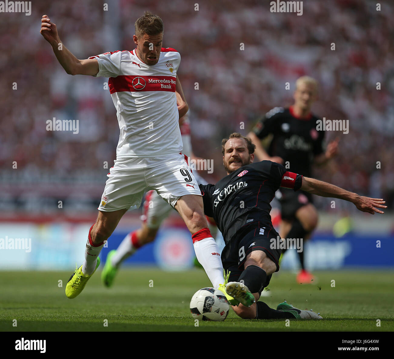 21.05.2017, Fussball 2.Bundesliga 2016/2017, 34.Spieltag, le VfB Stuttgart - Anzanole Kickers, dans der Mercedes-Benz Arena Stuttgart. v.l. Simon Terodde (Stuttgart) gegen Sebastian Würzburger Kickers (Neumann) Photo : Cronos/MIS Banque D'Images