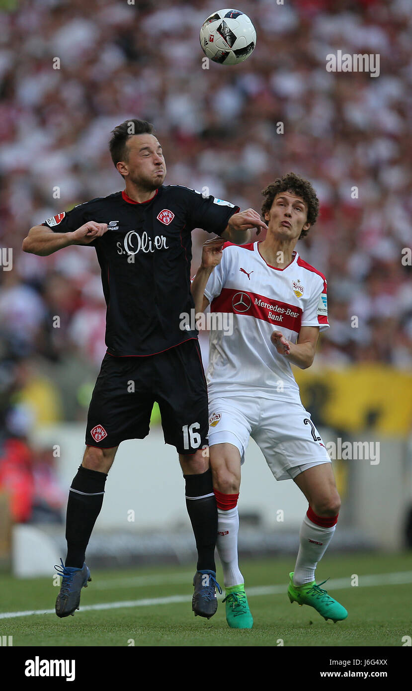 21.05.2017, Fussball 2.Bundesliga 2016/2017, 34.Spieltag, le VfB Stuttgart - Anzanole Kickers, dans der Mercedes-Benz Arena Stuttgart. v.l. Peter Kurzweg Würzburger Kickers () gegen Benjamin Pavard (Stuttgart) Photo : Cronos/MIS Banque D'Images