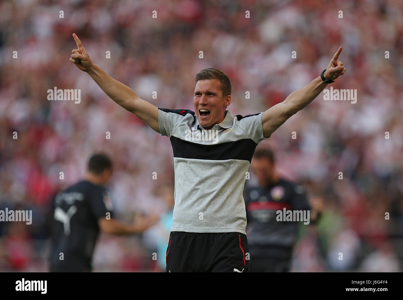 21.05.2017, Fussball 2.Bundesliga 2016/2017, 34.Spieltag, le VfB Stuttgart - Anzanole Kickers, dans der Mercedes-Benz Arena de Stuttgart. Formateur Jubel Hannes Wolf (Stuttgart) zum Tor zum 2:0 Photo : Cronos/MIS Banque D'Images