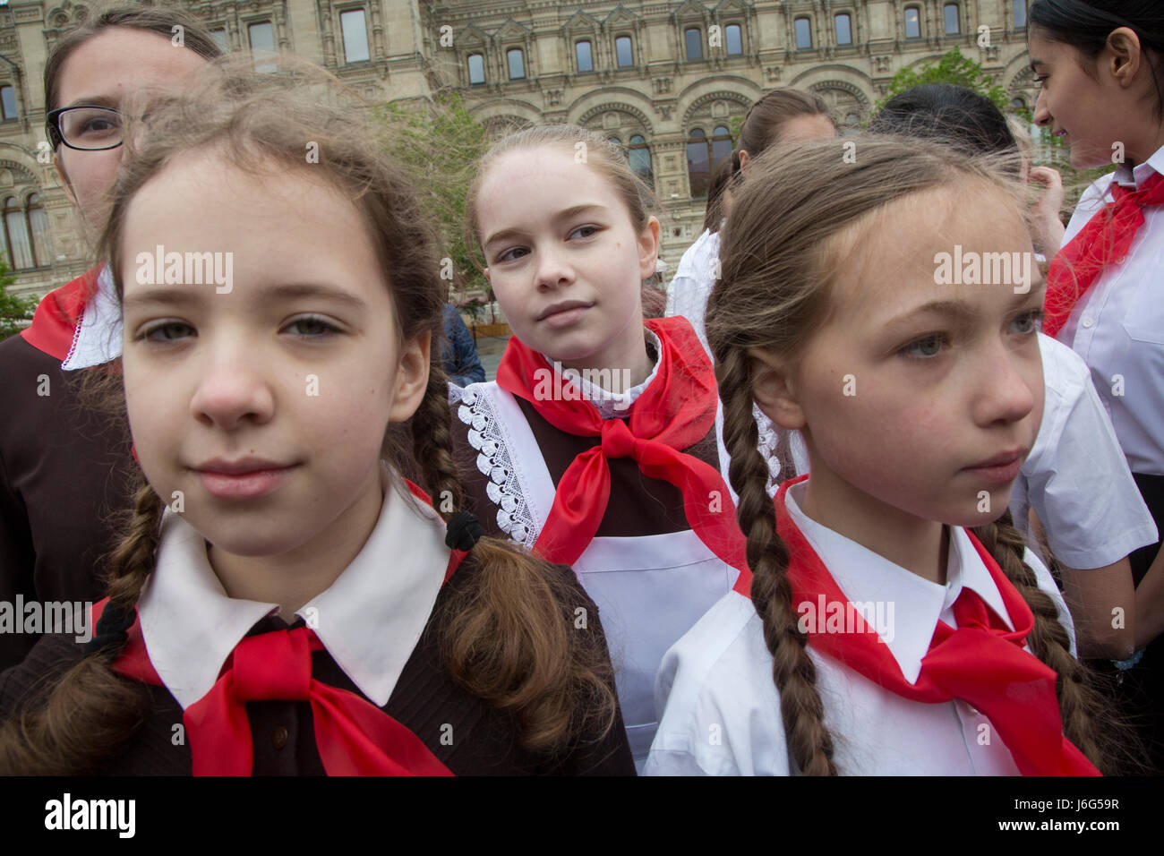 Moscou, Russie. 21 mai, 2017. Les enfants assistent à la cérémonie  officielle d'attacher un foulard rouge autour du cou, symbole de leur  initiation à la jeune Jeunes Pionniers groupe communiste, créé en