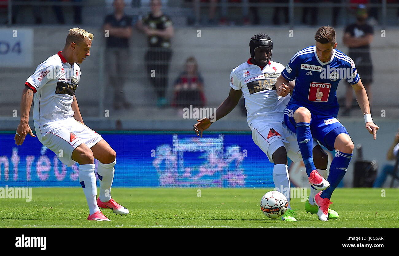 Sion, Suisse. 21 mai, 2017. Sion, 21.05.2017, Raiffeisen Football Super League, le FC Sion - FC Lucerne, Jagne Pa Modou (FC Sion 17) duel avec Tomi Juric (FCL 9) et Reto Ziegler (FC Sion 3) Photo : Cronos/Frédéric Dubuis Banque D'Images