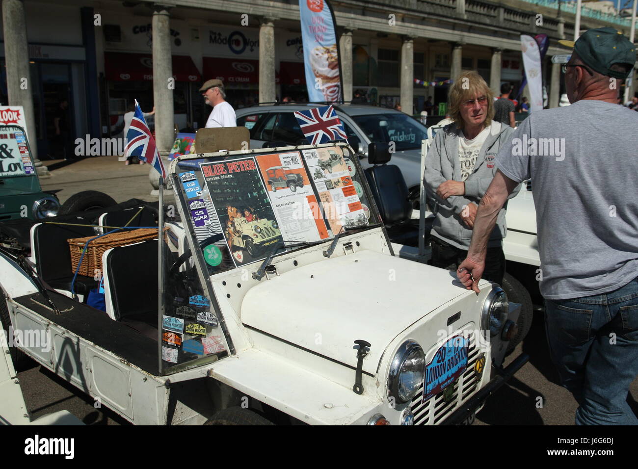 Brighton, UK. Le 21 mai 2017. Des centaines de Minis prendre part à la course annuelle pour les voitures, en arrivant sur le front de mer de Brighton. Les propriétaires de Mini Moke se détendre à la fin de la course. Roland Ravenhill/Alamy Live News Banque D'Images