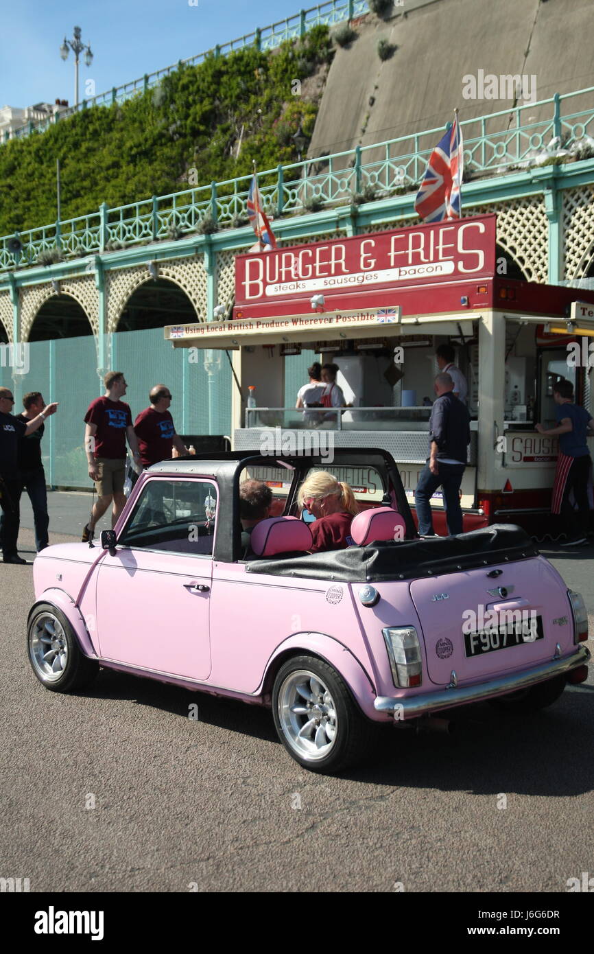 Brighton, UK. Le 21 mai 2017. Des centaines de Minis prendre part à la course annuelle pour les voitures, en arrivant sur le front de mer de Brighton. Un Mini rose s'arrête pour une pause alimentaire. Roland Ravenhill/Alamy Live News Banque D'Images