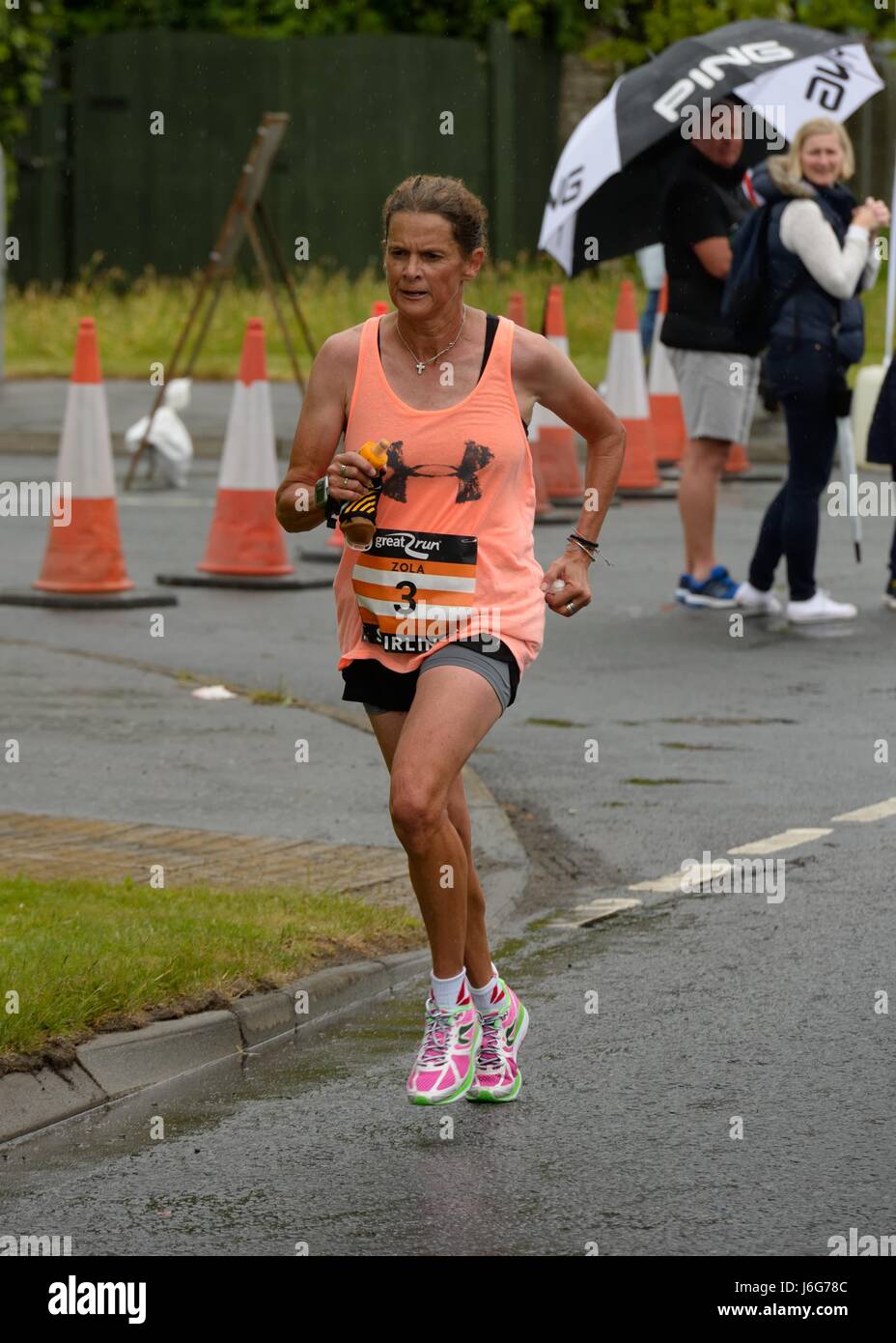 Stirling, Royaume-Uni. 21 mai 2017. Les stars internationales de la course à pied du passé se sont jointes à plus de 6000 coureurs amateurs pour le premier marathon de Stirling. Photo Zola Budd (Pieterre) Banque D'Images