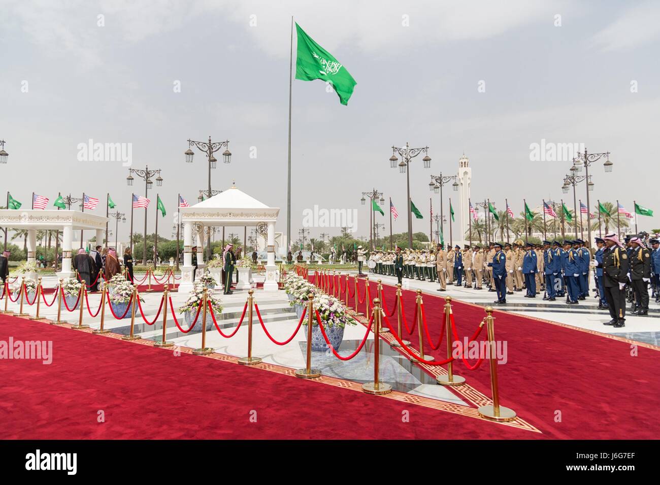 Le Président américain Donald Trump se tient avec le roi saoudien Salman bin Abdulaziz Al Saud lors des cérémonies d'arrivée à l'Aéroport International King Khalid, 20 mai 2017 à Riyad, en Arabie Saoudite. Banque D'Images