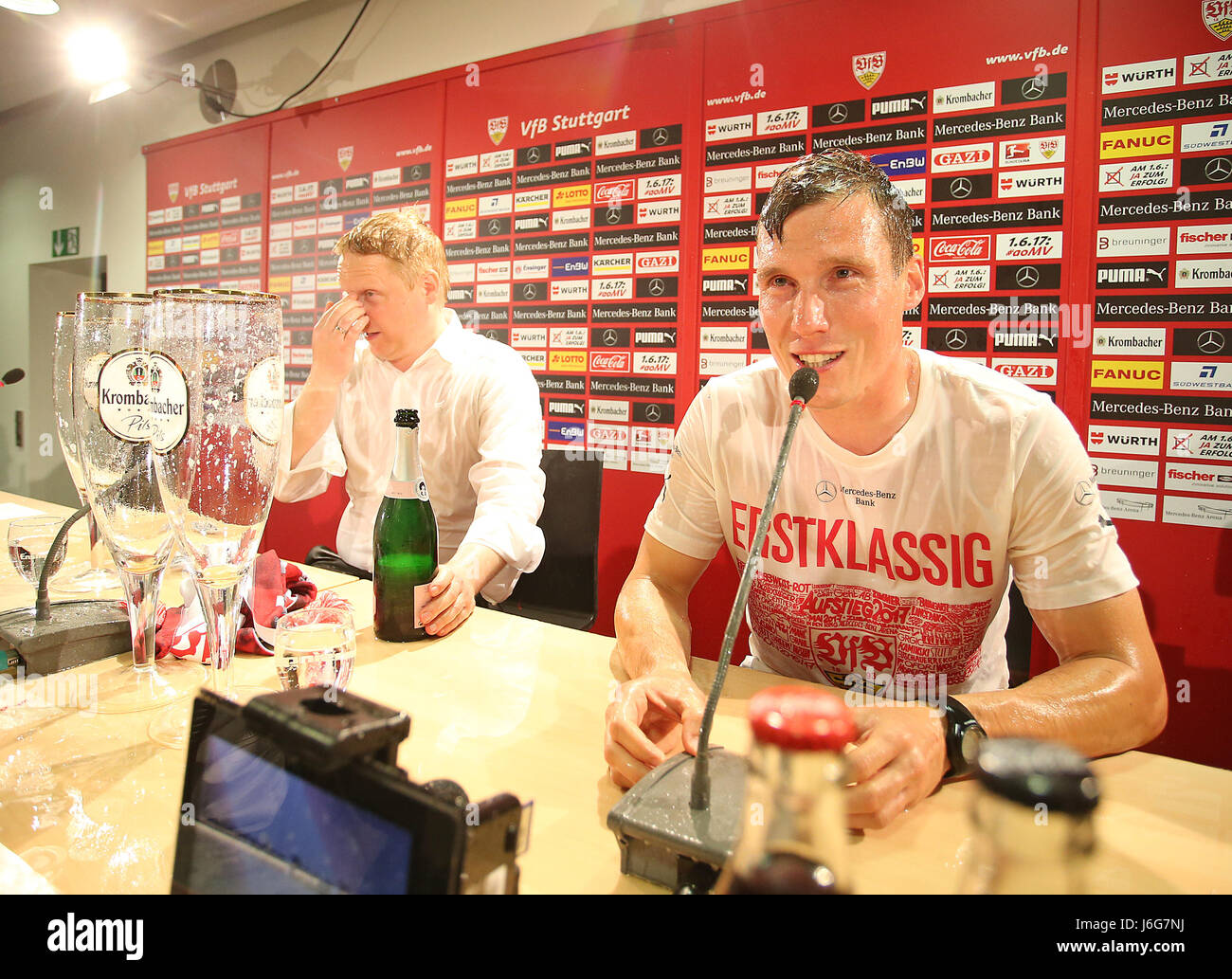 21.05.2017, Fussball 2.Bundesliga 2016/2017, 34.Spieltag, le VfB Stuttgart - Anzanole Kickers, dans der Mercedes-Benz Arena Stuttgart. v.l. Pressesprecher Tobias Herwerth Formateur und Hannes Wolf (Stuttgart) nach der Bierdusche Photo : Cronos/MIS Banque D'Images