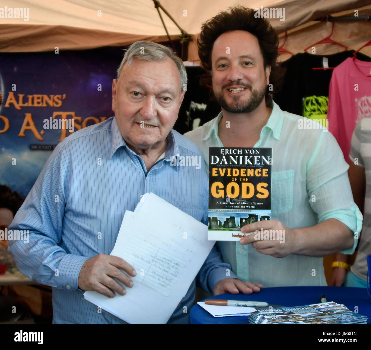 Le 20 mai 2017. Vingt-neuf paumes Ca. (L-R) History Channel's Antiques étrangers théoricien Erich von DÅ niken et Giorgio A. Tsoukalos posent ensemble à un livre signature lors de la 4e conférence annuelle de contact dans le désert au centre de retraite de Joshua Tree samedi. Plus de 3 000 fans d'OVNIS de l'History Channel's Antiques étrangers est sorti pour les 3 jours.Photo par Gene Blevins/LA DailyNews/ZumaPress Crédit : Gene Blevins/ZUMA/Alamy Fil Live News Banque D'Images