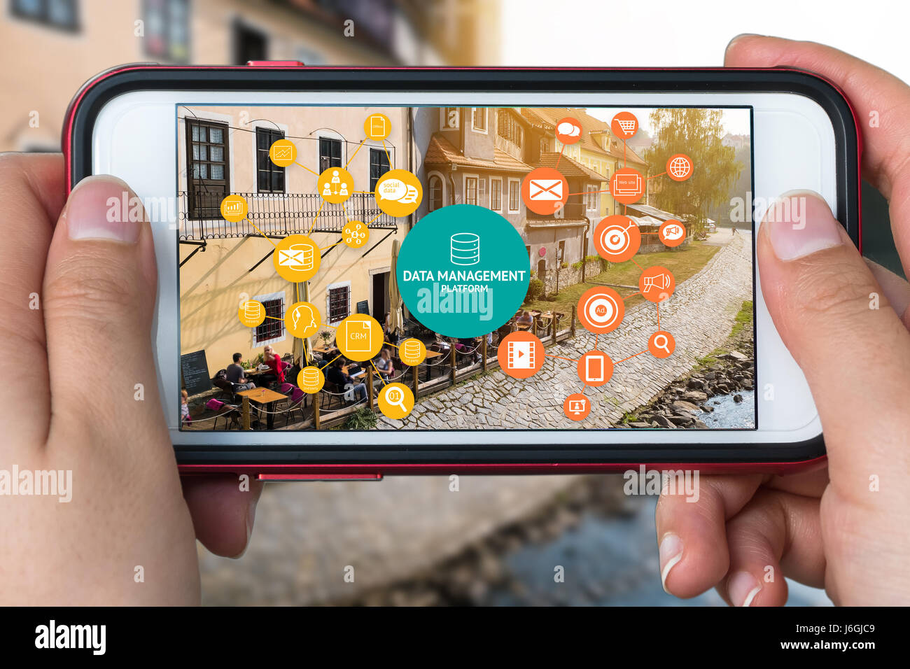 La plate-forme de gestion des données (DMP) , Marketing et crm concept. Hand holding smart phone , infographie , textes et icônes sur fond restaurant au détail. Banque D'Images