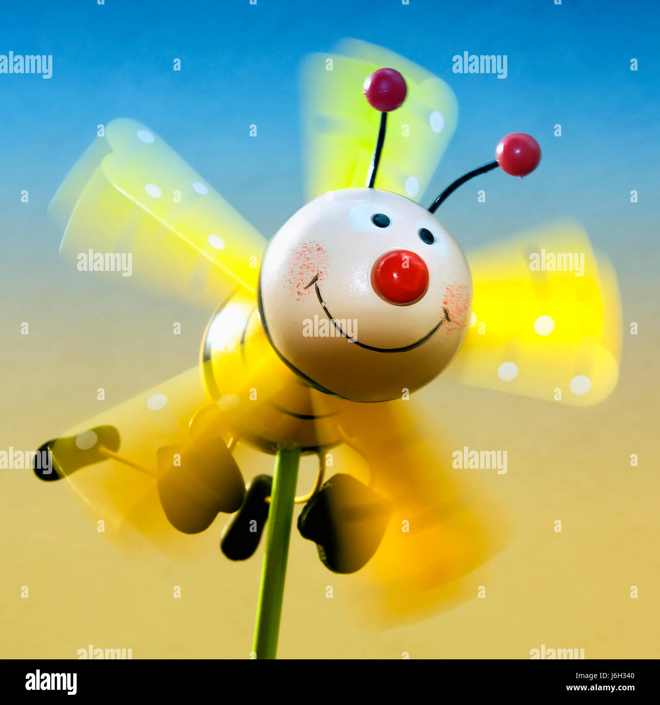 Tourner tourner tourner l'énergie éolienne jouet vent moulinet abeille  insecte tournoi jeu jouer Photo Stock - Alamy