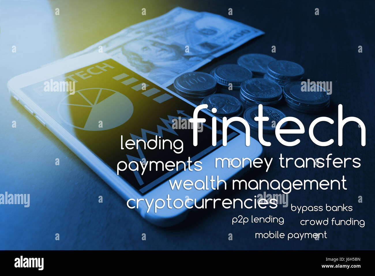 La technologie de l'Internet financier Investissement Fintech Concept. Texte par téléphone mobile et de l'argent , monde , ton bleu lumière torche Banque D'Images