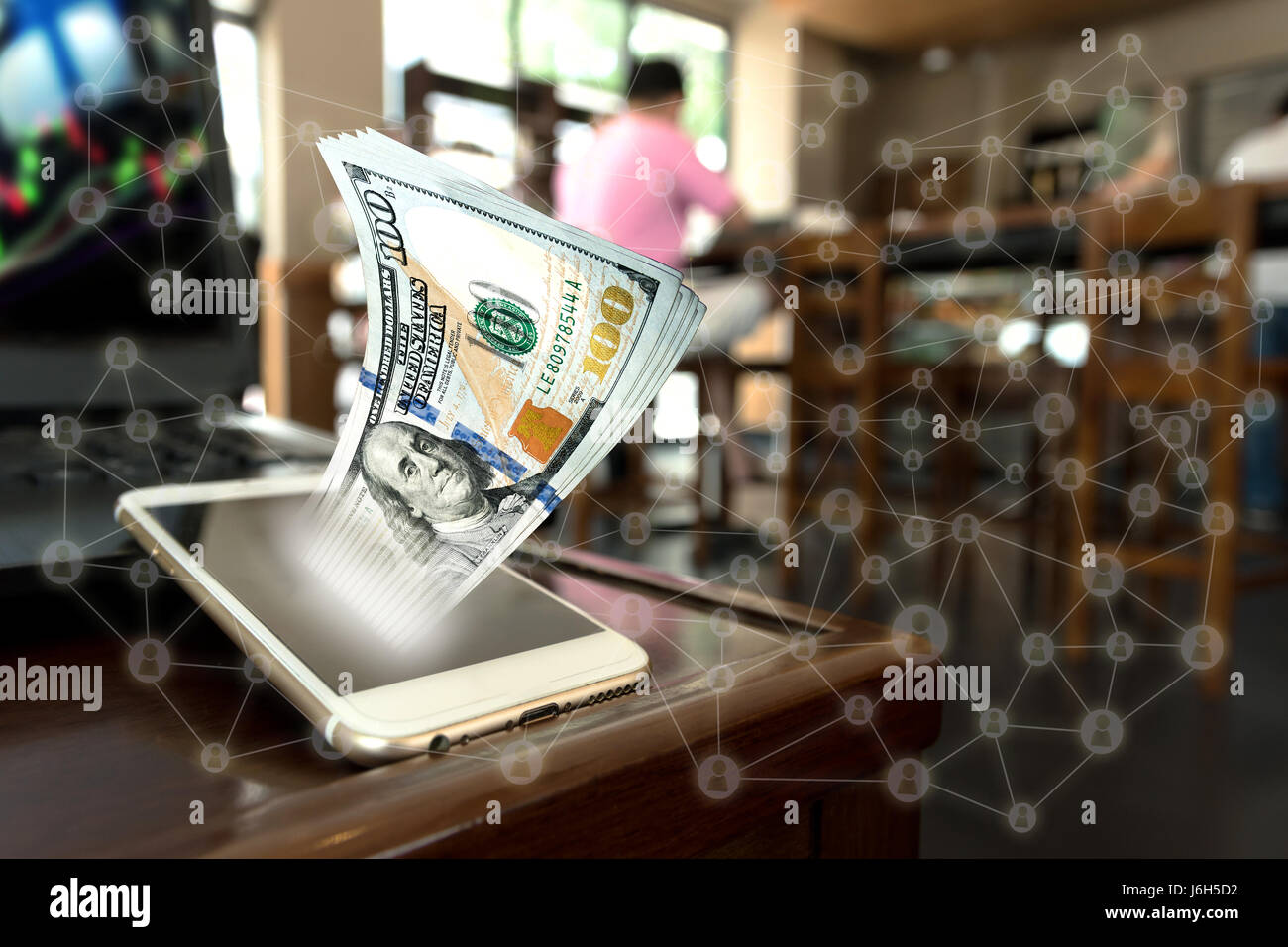 FINTECH concept , financière et la technologie. Téléphone mobile avec des dollars qui sortent concept sur table en bois dans la région de coffee shop, l'arrière-plan cryptocurrenc Banque D'Images