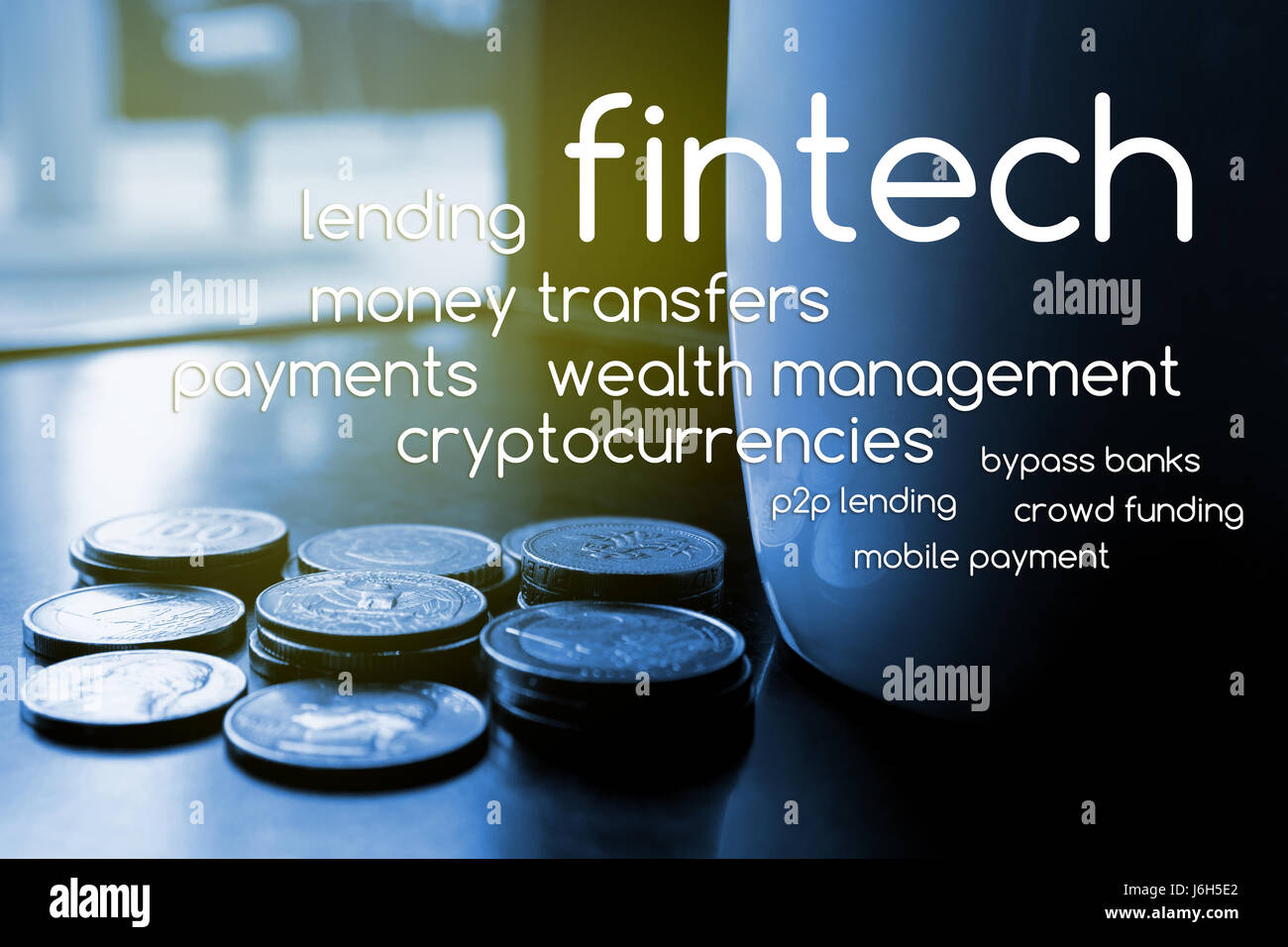 La technologie de l'Internet financier Investissement Fintech Concept. Texte avec monnaie et tasse de café , Arrière-plan , ton bleu lumière torche Banque D'Images