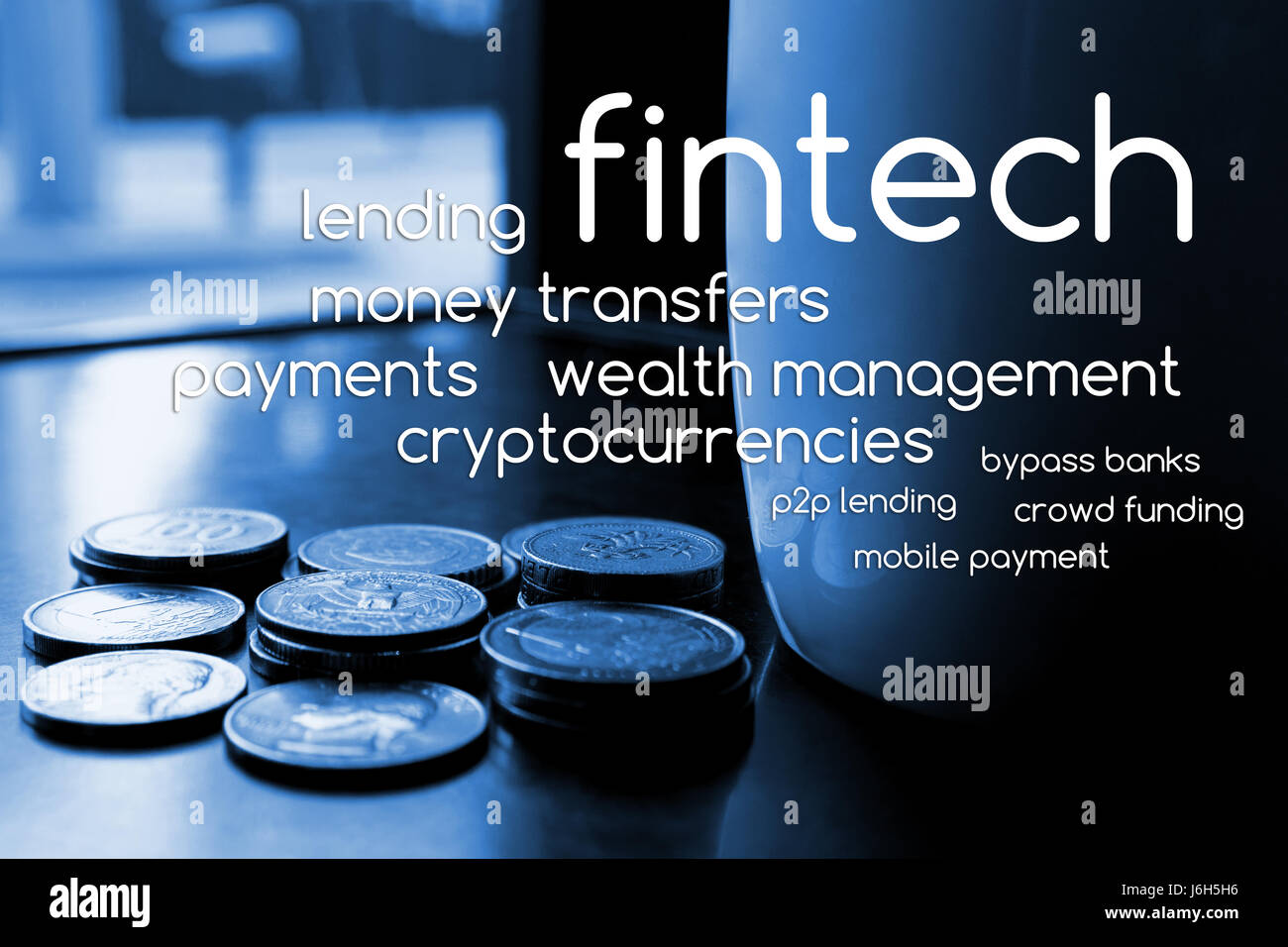 La technologie de l'Internet financier Investissement Fintech Concept. Texte avec monnaie et tasse de café fond , ton bleu Banque D'Images