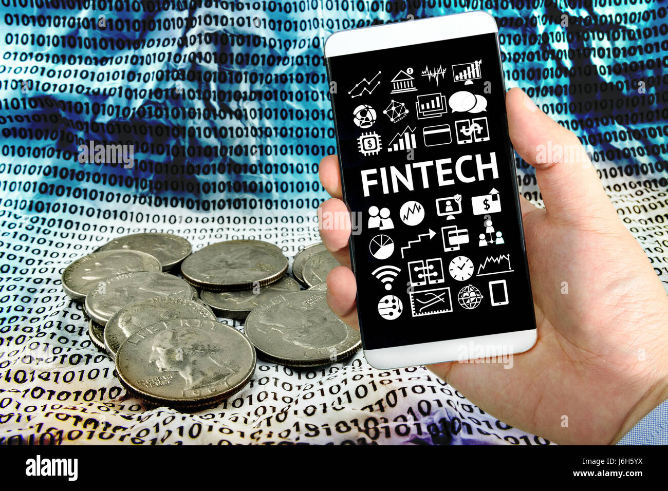 La technologie de l'Internet financier Investissement Fintech Concept. Businessman hand holding smartphone , la technologie et les finances icône , Dollar coins on digital Banque D'Images